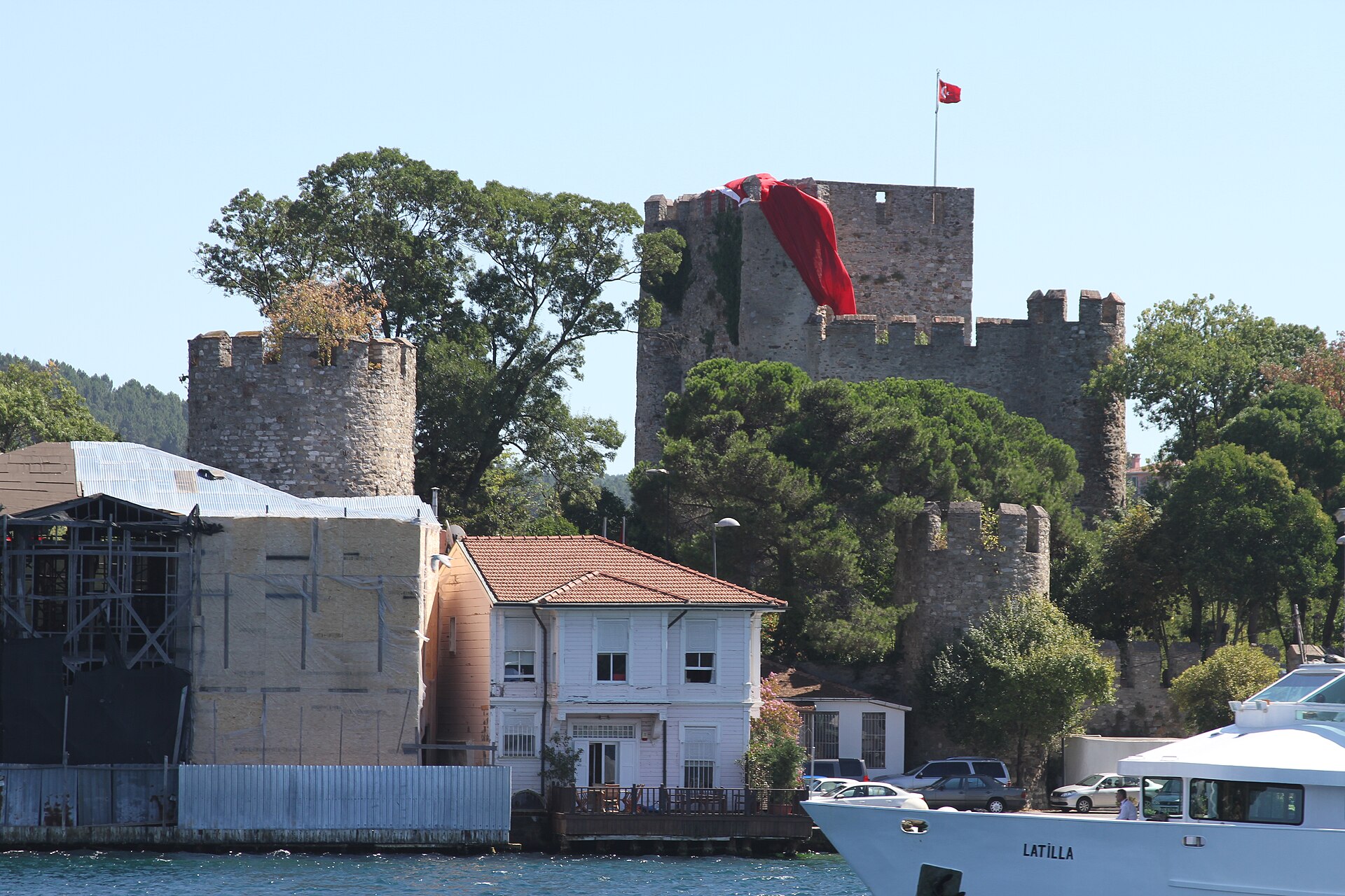 Boğaz kıyısında Anadolu Hisarı ve Beykoz'un tarihi yalıları
